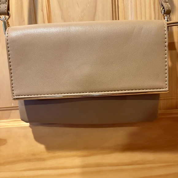 Miztique designer collection cross body tan purse gold accents - Picture 2 of 11